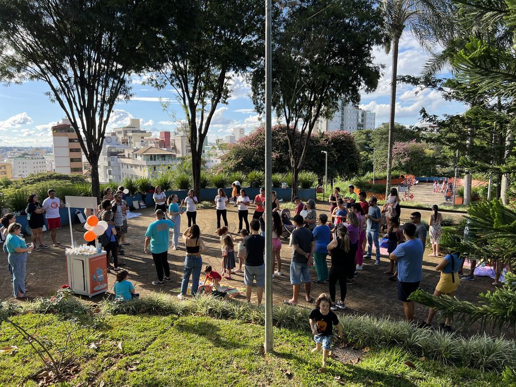 Ação comunitária da ABCM reunindo famílias em praça pública